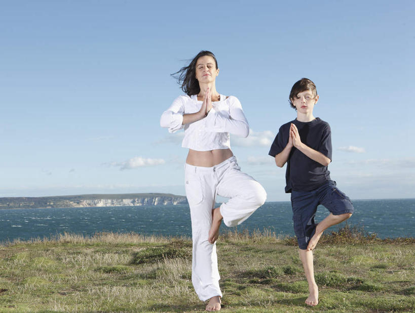 西方人,儿童,中年人,两个人,家庭,母亲,儿子,站,闭眼,横图,室外,白天,正面,锻炼,瑜伽,纯洁,运动,草地,草坪,海浪,海洋,植物,欧洲,欧洲人,阴影,服装,光线,影子,浪花,云,云朵,云彩,休闲装,光脚,草,小孩,衣服,蓝色,绿色,白云,蓝天,天空,阳光,海水,天,站着,休闲,温暖,温馨,母子,一家人,赤脚,休闲服,可爱,母爱,童年,童趣,养生,服饰,晴朗,和睦,海景,童真,烂漫,无邪,树式,体育,天真,男孩,女人,女性,中年女性,白种人,孩子,大海,风浪,海,海水的波动,近岸浪,涌浪,晴空,闭眼睛,闭着眼,闭着眼睛,站立,彩图,全身,眩光,健身,融洽,男生