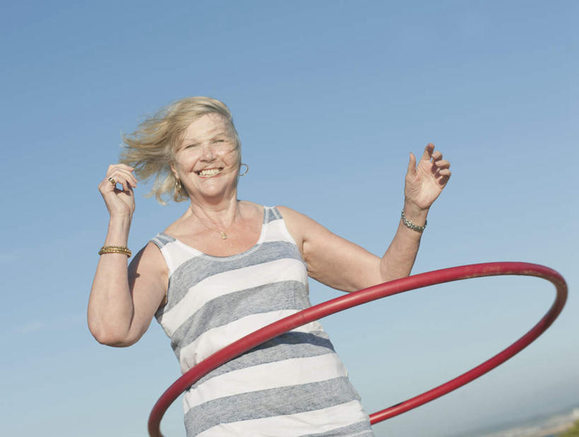 西方人,一个人,站,举,笑,微笑,露齿笑,横图,室外,白天,仰视,锻炼,运动,欧洲,欧洲人,仅一个女性,仅一个人,阴影,条纹,服装,光线,影子,注视,休闲装,旋转,运动器械,装饰品,衣服,红色,蓝色,蓝天,天空,阳光,饰品,手链,首饰,天,观察,看,托,站着,休闲,休闲服,金色,健身器械,服饰,手镯,仅一个老年女性,晴朗,观看,察看,关注,呼啦圈,健身器材,镯子,万里无云,健身圈,体育,老年女性,女人,女性,白种人,晴空,晴空万里,举起,举手,举着,向上举,向上伸,向上托,站立,半身,彩图,低角度拍摄,健身,运动器材,短发