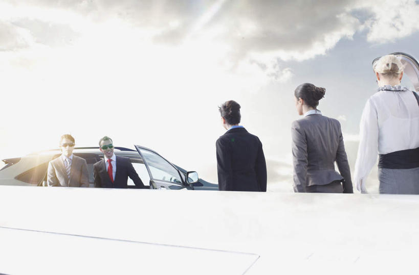 西方人,伙伴,朋友,商务人士,商务男性,商务女性,机场,站,笑,说,微笑,露齿笑,横图,室外,白天,仰视,衬衫,讨论,友谊,合作,团队,飞机,飞机场,汽车,欧洲,欧洲人,五个人,阴影,套装,光线,影子,云,云朵,交通,许多人,云彩,注视,航空,车,蓝色,白云,蓝天,天空,阳光,交通工具,轿车,天,观察,看,站着,一群人,战略,运输,晴朗,观看,察看,客机,关注,载具,商务装,工薪阶层,联合,合谋,交流,配合,协作,男人,男性,年轻男性,年轻女性,女人,女性,白种人,白领,上班族,航空站,空港,晴空,沟通,讲话,交谈,商讨,说话,谈话,站立,半身,彩图,低角度拍摄,眩光,衬衣