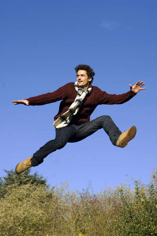 西方人,一个人,跳,伸展双臂,竖图,室外,白天,仰视,树林,植物,欧洲,欧洲人,仅一个男性,仅一个人,阴影,服装,装饰,光线,方格,格子,影子,半空,注视,休闲装,树,树木,仅一个年轻男性,衣服,蓝色,绿色,蓝天,天空,阳光,自然,围巾,天,观察,看,休闲,温暖,休闲服,服饰,生长,晴朗,成长,围脖,观看,张开双腿,保暖,华丽,点缀,察看,御寒,关注,万里无云,衬托,美观,雅致,雅观,展开双腿,男人,男性,年轻男性,白种人,晴空,晴空万里,敞开双臂,伸开双臂,跳跃,展开双肩,张开手臂,张开双臂,彩图,低角度拍摄,全身,伸展双腿