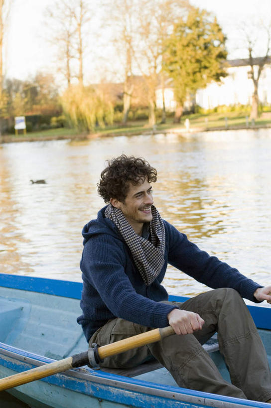 划船,西方人,一个人,坐,笑,微笑,露齿笑,竖图,室外,白天,侧面,河流,树林,水,植物,轮船,船,欧洲,欧洲人,仅一个男性,仅一个人,一艘,握,阴影,服装,装饰,光线,船桨,影子,河水,水流,注视,休闲装,树,树木,仅一个年轻男性,衣服,绿色,倒影,阳光,自然,围巾,交通工具,观察,看,行驶,休闲,温暖,休闲服,握着,服饰,生长,成长,围脖,观看,保暖,华丽,点缀,察看,倒映,御寒,关注,载具,衬托,美观,雅致,雅观,荡舟,反照,男人,男性,年轻男性,白种人,坐着,半身,彩图