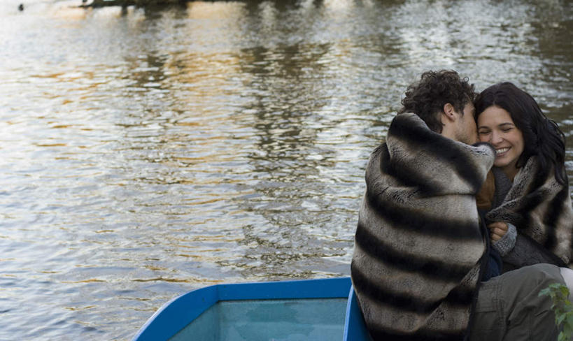 西方人,两个人,家庭,夫妻,坐,抱,笑,吻,微笑,露齿笑,横图,室外,白天,正面,爱情,湖,湖泊,水,船,纺织品,欧洲,欧洲人,一艘,阴影,波纹,条纹,服装,装饰,光线,毛毯,毯子,影子,湖面,水流,水面,游艇,涟漪,浪漫,注视,休闲装,纺织,衣服,蓝色,水纹,阳光,垫子,交通工具,波浪,湖水,观察,看,休闲,温暖,温馨,一家人,休闲服,恩爱,恋人,服饰,抱着,观看,华丽,修饰,点缀,和睦,察看,搂着,关注,载具,水晕,衬托,美观,雅致,雅观,男人,男性,年轻男性,年轻女性,女人,女性,白种人,年轻人,夫妇,情侣,搂,搂抱,亲,亲吻,坐着,半身,彩图,伴侣,融洽