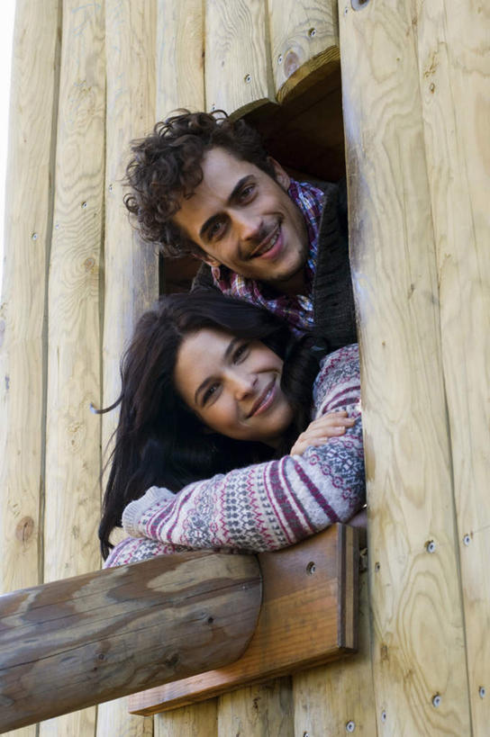 西方人,两个人,家庭,夫妻,站,抱,笑,微笑,露齿笑,竖图,室外,白天,仰视,爱情,窗帘,欧洲,欧洲人,条纹,服装,装饰,墙,浪漫,注视,休闲装,窗台,墙壁,墙面,衣服,帘子,观察,看,站着,休闲,温暖,温馨,一家人,休闲服,遮阳,恩爱,恋人,服饰,抱着,观看,华丽,修饰,点缀,和睦,察看,搂着,关注,衬托,美观,雅致,雅观,男人,男性,年轻男性,年轻女性,女人,女性,白种人,年轻人,夫妇,情侣,搂,站立,半身,彩图,低角度拍摄,伴侣,融洽