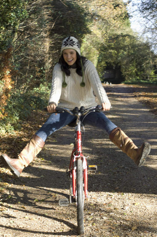 西方人,一个人,坐,笑,微笑,竖图,室外,白天,正面,草地,草坪,植物,道路,路,自行车,帽子,欧洲,欧洲人,仅一个年轻女性,仅一个女性,仅一个人,握,阴影,服装,裤子,光线,影子,小路,交通,注视,牛仔裤,休闲装,车,脚踏车,草,树,树木,衣服,绿色,阳光,自然,交通工具,观察,看,休闲,休闲服,握着,服饰,生长,成长,观看,察看,关注,载具,编织帽,年轻女性,女人,女性,白种人,坐着,彩图,全身