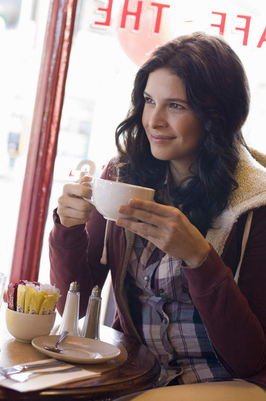 咖啡,西方人,一个人,坐,捧,笑,微笑,竖图,室内,白天,正面,幸福,餐桌,窗户,落地窗,桌面,桌子,橱窗,杯子,欧洲,欧洲人,仅一个年轻女性,仅一个女性,仅一个人,服装,瓷器,棕色,咖啡杯,陶瓷制品,一杯,注视,休闲装,娱乐,玻璃窗,饮料,衣服,观察,看,享受,休闲,温馨,休闲服,连帽衫,放松,乐趣,服饰,餐台,观看,察看,提神,舒适,关注,咖啡店,瓷杯,醒脑,咖啡屋,帽衫,玻璃橱窗,软饮料,年轻女性,女人,女性,白种人,长发,卷发,端,端着,捧着,手捧,坐着,半身,彩图,咖啡馆