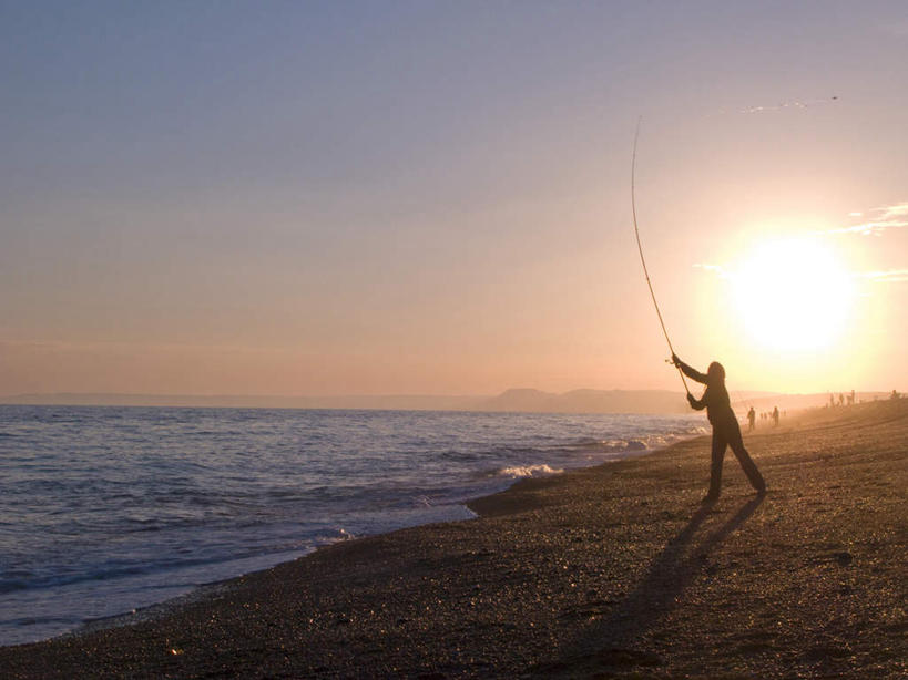 西方人,一个人,站,横图,室外,白天,侧面,海浪,海洋,日落,沙滩,钓鱼竿,欧洲,欧洲人,仅一个男性,仅一个人,仅一个中年男性,握,阴影,光线,沙子,影子,海岸,浪花,晚霞,霞光,云,云朵,落日,沙地,背光,拿,云彩,拿着,蓝色,蓝天,天空,阳光,海水,黄昏,天,站着,彩霞,握着,渔具,逆光,海景,夕照,男人,男性,中年男性,白种人,钓竿,鱼竿,大海,风浪,海,海水的波动,海滩,近岸浪,涌浪,夕阳,扔,站立,彩图,全身,钓鱼,斜阳