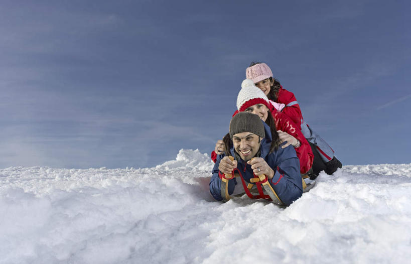 西方人,儿童,中年人,三个人,家庭,夫妻,母亲,父亲,女儿,横图,室外,白天,正面,爱情,纯洁,雪,大雪,帽子,欧洲,欧洲人,握,阴影,服装,光线,滑雪,影子,积雪,雪景,云,云朵,冬季,冬天,浪漫,云彩,注视,车,小孩,衣服,蓝色,白云,蓝天,天空,阳光,手套,交通工具,天,观察,看,趴着,温暖,温馨,父女,母女,三口之家,一家人,棉衣,恩爱,父爱,寒冷,可爱,母爱,童年,童趣,握着,恋人,服饰,晴朗,观看,保暖,雪橇,和睦,察看,御寒,关注,载具,雪橇车,童真,烂漫,无邪,棉袄,棉帽,严寒,棉服,冬装,天真,男人,男性,女孩,女人,女性,中年男性,中年女性,白种人,孩子,夫妇,情侣,晴空,趴,彩图,全身,袄子,棉被服,伴侣,融洽,女生