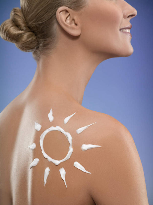 西方人,一个人,站,笑,微笑,露齿笑,竖图,室内,特写,白天,侧面,太阳,欧洲,欧洲人,仅一个年轻女性,仅一个女性,仅一个人,蓝色背景,图案,裸露,肩膀,白色,化妆品,站着,金色,摄影,影棚,盘发,防晒乳,防晒霜,护肤品,化妆用品,裸,护肤用品,年轻女性,女人,女性,白种人,站立,半身,彩图,影棚拍摄,拍摄