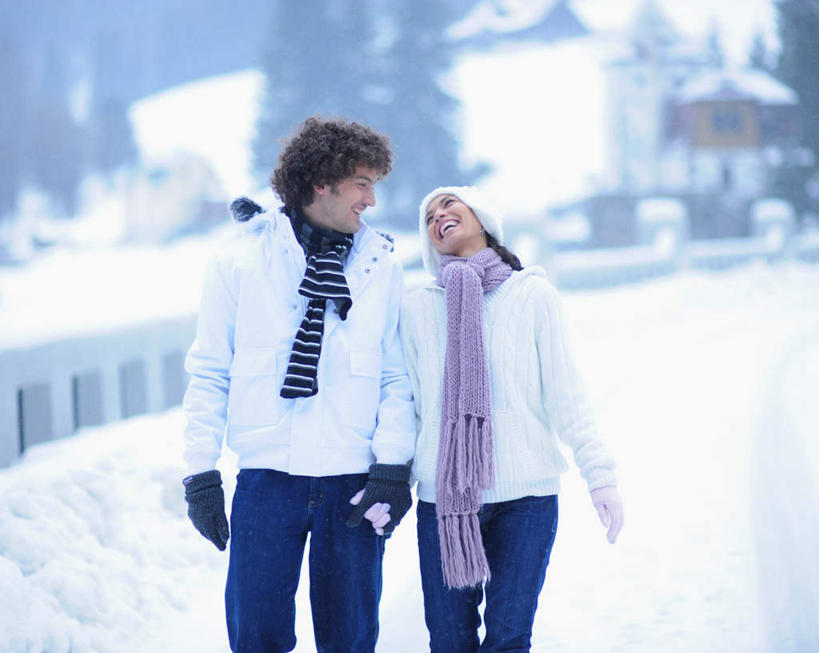 西方人,两个人,家,走,握手,笑,说,微笑,露齿笑,横图,室外,白天,正面,爱情,讨论,雪,植物,大雪,帽子,欧洲,欧洲人,服装,装饰,房屋,屋子,积雪,雪景,冬季,冬天,浪漫,注视,楼房,住宅,树,树木,衣服,绿色,紫色,自然,手套,围巾,观察,看,温暖,温馨,棉衣,恩爱,寒冷,恋人,服饰,生长,成长,围脖,观看,保暖,华丽,点缀,和睦,察看,御寒,关注,棉袄,衬托,美观,雅致,雅观,棉帽,严寒,棉服,冬装,交流,男人,男性,年轻男性,年轻女性,女人,女性,白种人,情侣,步行,搀手,沟通,讲话,交谈,拉手,散步,商讨,手搀手,手拉手,手牵手,手握手,说话,谈话,走路,半身,彩图,房子,袄子,棉被服,伴侣,融洽