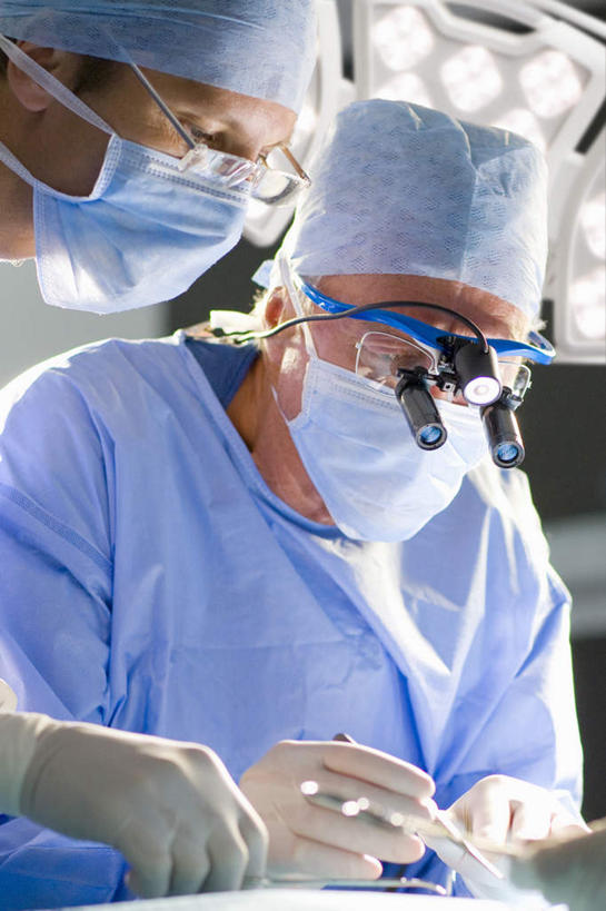 西方人,三个人,伙伴,朋友,医生,医院,站,竖图,室内,白天,正面,工作服,制服,友谊,合作,团队,仪器,照明,欧洲,欧洲人,握,检查,工作,反射,分离,分析,科学,放大镜,灯光,过滤,拿,分开,拿着,注视,灯,蓝色,口罩,手套,灯具,观察,看,站着,医护人员,医疗人员,隔断,橡胶,清晰,探索,战略,握着,遮掩,放大,观看,隔离,仔细,照亮,透镜,察看,手术,卫生,手术室,掩盖,凸透镜,遮挡,聚焦,照明设备,关注,净化,间隔,橡胶手套,预防,橡胶制品,遮盖,无影灯,防尘,医疗机构,SL手术放大镜,医用手套,光学,清楚,联合,合谋,掩饰,断绝,隔开,屏蔽,屏绝,远离,中断,阻遏,阻隔,工作制服,手术放大镜,配合,协作,男人,男性,女人,女性,中年男性,中年女性,白种人,大夫,站立,半身,彩图,工作套服,病院,诊所