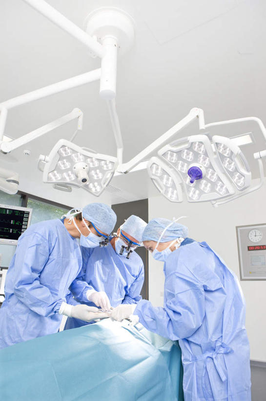 西方人,三个人,伙伴,朋友,医生,病人,医院,站,躺,竖图,室内,白天,正面,工作服,制服,友谊,合作,团队,仪器,天花板,照明,欧洲,欧洲人,检查,工作,反射,分离,分析,科学,放大镜,灯光,过滤,分开,注视,灯,蓝色,口罩,手套,灯具,观察,看,站着,医护人员,医疗人员,隔断,橡胶,清晰,探索,战略,遮掩,放大,观看,隔离,仔细,照亮,透镜,察看,手术,卫生,手术室,掩盖,凸透镜,遮挡,聚焦,照明设备,关注,净化,病患,间隔,橡胶手套,预防,橡胶制品,遮盖,无影灯,防尘,医疗机构,SL手术放大镜,医用手套,光学,清楚,联合,合谋,掩饰,断绝,隔开,屏蔽,屏绝,远离,中断,阻遏,阻隔,工作制服,手术放大镜,卧着,配合,协作,男人,男性,年轻女性,女人,女性,中年男性,中年女性,白种人,大夫,患者,就医者,躺着,卧,站立,半身,彩图,工作套服,病院,诊所