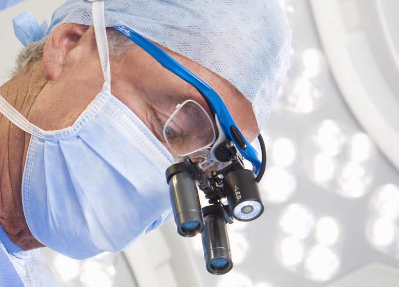 西方人,脸,头,脸颊,一个人,医生,医院,站,横图,室内,特写,白天,仰视,仪器,帽子,照明,欧洲,欧洲人,仅一个男性,仅一个人,仅一个中年男性,检查,反射,分离,分析,科学,放大镜,灯光,过滤,分开,注视,灯,口罩,灯具,低头,观察,看,站着,医护人员,医疗人员,隔断,清晰,探索,遮掩,放大,观看,隔离,仔细,照亮,透镜,察看,手术,卫生,手术室,掩盖,凸透镜,遮挡,聚焦,照明设备,关注,净化,间隔,预防,遮盖,无影灯,防尘,医疗机构,SL手术放大镜,手术帽,光学,清楚,掩饰,断绝,隔开,屏蔽,屏绝,远离,中断,阻遏,阻隔,手术放大镜,男人,男性,中年男性,白种人,头部,脸部,脸蛋,面部,大夫,站立,半身,彩图,低角度拍摄,病院,诊所