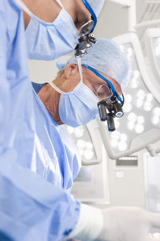 西方人,两个人,伙伴,朋友,医生,医院,站,竖图,室内,白天,仰视,工作服,制服,友谊,合作,团队,仪器,照明,欧洲,欧洲人,检查,工作,反射,分离,分析,科学,放大镜,灯光,过滤,分开,注视,灯,蓝色,口罩,手套,灯具,观察,看,站着,医护人员,医疗人员,隔断,橡胶,清晰,探索,战略,遮掩,放大,观看,隔离,仔细,照亮,透镜,察看,手术,卫生,手术室,掩盖,凸透镜,遮挡,聚焦,照明设备,关注,净化,间隔,橡胶手套,预防,橡胶制品,遮盖,无影灯,防尘,医疗机构,SL手术放大镜,医用手套,光学,清楚,联合,合谋,掩饰,断绝,隔开,屏蔽,屏绝,远离,中断,阻遏,阻隔,工作制服,手术放大镜,配合,协作,男人,男性,女人,女性,中年男性,中年女性,白种人,大夫,站立,半身,彩图,低角度拍摄,工作套服,病院,诊所