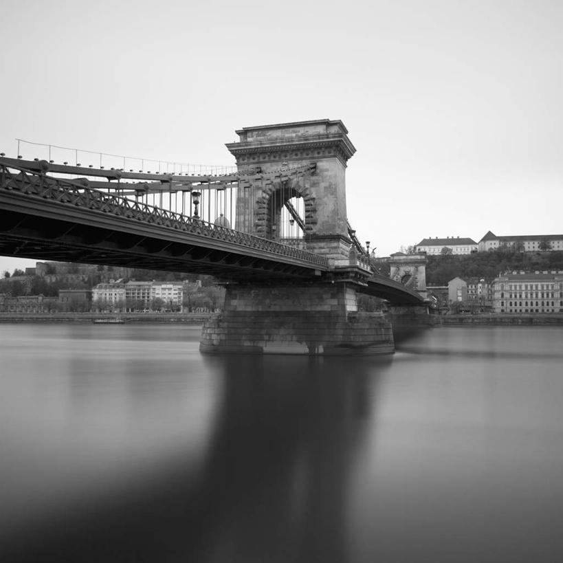 无人,方图,黑白,室外,白天,仰视,旅游,度假,河流,名胜古迹,水,标志建筑,大桥,地标,建筑,立交桥,桥梁,欧洲,匈牙利,遗迹,河水,水流,高架,拱门,斜拉桥,桥,首都,古迹,文物,娱乐,建设,古建筑,倒影,天空,天,享受,休闲,旅游胜地,放松,铁环,锁链,链条,布达佩斯,倒映,束缚,限制,修建,古文明,中欧,约束,修筑,反照,匈牙利共和国,链子桥,低角度拍摄