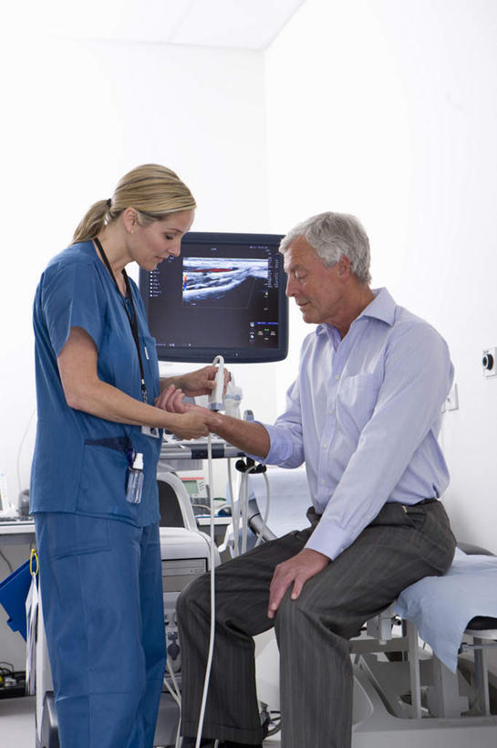 西方人,两个人,医生,病人,医院,站,坐,竖图,照片,室内,白天,侧面,工作服,衬衫,制服,显示器,欧洲,欧洲人,检查,医学,屏幕,注视,显示屏,相视,蓝色,观察,看,站着,医护人员,医疗人员,面对面,治疗,摄影,观看,对视,察看,检测,医疗设备,互视,关注,病患,B超,红外线,医疗器械,相对,输出设备,医疗机构,相看,工作制服,老年男性,男人,男性,女人,女性,中年女性,白种人,大夫,患者,就医者,相片,站立,坐着,半身,彩图,衬衣,工作套服,拍摄,照相,病院,诊所