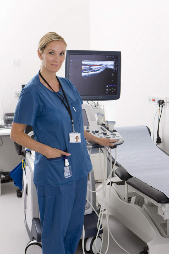 西方人,一个人,医生,护士,医院,站,笑,微笑,露齿笑,竖图,照片,室内,白天,侧面,床,欧洲,欧洲人,仅一个女性,仅一个人,检查,医学,床单,注视,被子,标识,吊牌,病床,胸牌,观察,看,站着,仅一个中年女性,医护人员,医疗人员,摄影,观看,察看,检测,医疗设备,徽章,被单,白衣天使,关注,B超,红外线,医疗器械,身份,手插袋,单手插袋,胸章,医疗机构,胸卡,单手抄兜,单手放兜,编号牌,雕刻牌,工号牌,胸号牌,胸徽,员工牌,女人,女性,中年女性,白种人,大夫,相片,插兜,手插兜,手放口袋,站立,半身,彩图,拍摄,照相,病院,诊所,护理床,医疗床,手抄兜