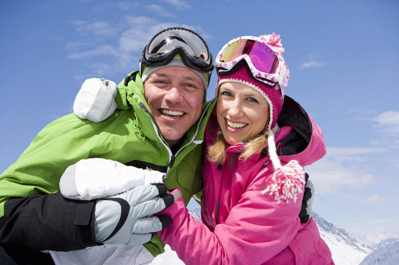 西方人,中年人,两个人,家庭,夫妻,站,抱,笑,微笑,露齿笑,横图,室外,白天,仰视,爱情,安全,欧洲,欧洲人,阴影,服装,光线,眼镜,影子,云,云朵,防护,浪漫,云彩,注视,衣服,蓝色,白云,蓝天,天空,阳光,手套,天,观察,看,站着,温暖,温馨,一家人,棉衣,恩爱,恋人,服饰,晴朗,抱着,观看,保暖,护目镜,保护,和睦,察看,搂着,御寒,关注,滑雪镜,保险,棉袄,保全,周全,安稳,安定,安全防护眼镜,棉服,冬装,平安,男人,男性,女人,女性,中年男性,中年女性,白种人,夫妇,情侣,晴空,搂,搂抱,站立,半身,彩图,低角度拍摄,袄子,棉被服,雪镜,伴侣,融洽,防护眼镜