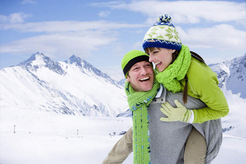 西方人,中年人,背,两个人,家庭,夫妻,站,笑,微笑,露齿笑,横图,室外,白天,侧面,爱情,雪,大雪,帽子,欧洲,欧洲人,阴影,装饰,光线,影子,积雪,雪景,云,云朵,冬季,冬天,浪漫,云彩,注视,蓝色,白云,蓝天,天空,阳光,围巾,天,背着,观察,看,站着,温暖,温馨,一家人,恩爱,寒冷,恋人,晴朗,围脖,观看,保暖,华丽,点缀,和睦,察看,御寒,关注,衬托,美观,雅致,雅观,棉帽,严寒,背负,男人,男性,女人,女性,中年男性,中年女性,白种人,夫妇,情侣,晴空,站立,半身,彩图,伴侣,融洽