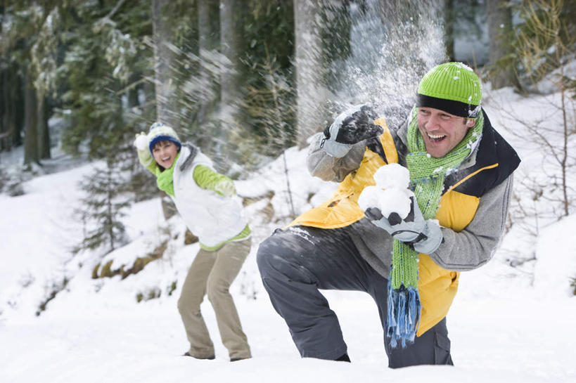 西方人,中年人,两个人,家庭,夫妻,站,蹲,举,笑,微笑,露齿笑,横图,室外,白天,正面,爱情,游戏,树林,雪,植物,大雪,帽子,欧洲,欧洲人,握,飞溅,装饰,溅,积雪,雪景,冬季,冬天,浪漫,拿,玩,拿着,注视,娱乐,树,树木,绿色,自然,围巾,观察,看,托,站着,休闲,温暖,温馨,一家人,恩爱,寒冷,握着,恋人,生长,成长,围脖,观看,活动,保暖,华丽,点缀,和睦,察看,雪球,御寒,发泄,关注,喷洒,消遣,智力,宣泄,衬托,美观,雅致,雅观,棉帽,严寒,男人,男性,女人,女性,中年男性,中年女性,白种人,夫妇,情侣,蹲着,举起,举手,举着,玩耍,嬉戏,向上举,向上伸,向上托,站立,半身,彩图,伴侣,融洽