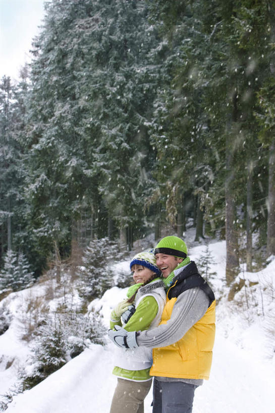 西方人,中年人,两个人,家庭,夫妻,站,举,抱,笑,微笑,露齿笑,竖图,室外,白天,侧面,爱情,游戏,树林,雪,植物,大雪,帽子,欧洲,欧洲人,握,装饰,积雪,雪景,冬季,冬天,浪漫,拿,玩,拿着,注视,娱乐,树,树木,绿色,自然,围巾,观察,看,托,站着,休闲,温暖,温馨,一家人,恩爱,寒冷,握着,恋人,生长,成长,围脖,抱着,观看,活动,保暖,华丽,点缀,和睦,察看,雪球,搂着,御寒,发泄,关注,消遣,智力,宣泄,衬托,美观,雅致,雅观,棉帽,严寒,男人,男性,女人,女性,中年男性,中年女性,白种人,夫妇,情侣,举起,举手,举着,搂,搂抱,玩耍,嬉戏,向上举,向上伸,向上托,站立,半身,彩图,伴侣,融洽