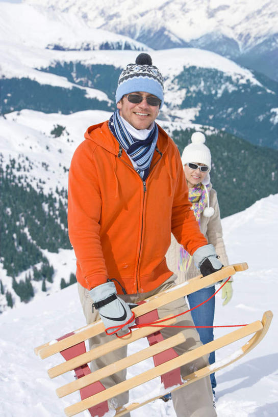 西方人,中年人,两个人,家庭,夫妻,站,笑,微笑,露齿笑,竖图,室外,白天,正面,爱情,安全,山,雪,雪山,大雪,帽子,欧洲,欧洲人,握,服装,眼镜,冰,积雪,山峰,雪景,冬季,冬天,防护,山峦,浪漫,拿,拿着,注视,车,衣服,手套,交通工具,观察,看,站着,温暖,温馨,一家人,橙色,恩爱,寒冷,握着,恋人,服饰,观看,保暖,护目镜,保护,雪橇,和睦,察看,冰冷,御寒,关注,载具,滑雪镜,保险,雪橇车,滑雪服,保全,周全,安稳,安定,棉帽,严寒,冰凉,酷寒,凛冽,凛凛,极冷,安全防护眼镜,竞技服,旅游服,冬装,平安,男人,男性,女人,女性,中年男性,中年女性,白种人,夫妇,情侣,站立,半身,彩图,雪镜,伴侣,融洽,防护眼镜