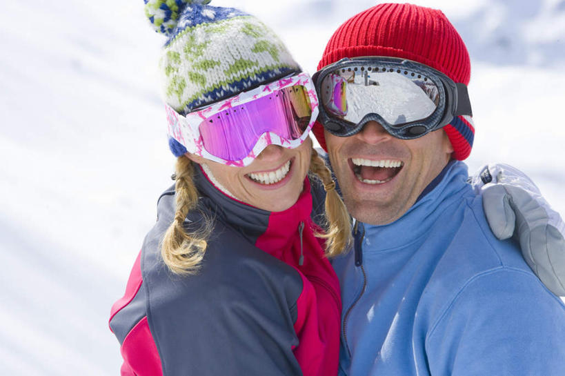 西方人,中年人,两个人,家庭,夫妻,站,抱,笑,微笑,露齿笑,横图,室外,白天,侧面,爱情,安全,雪,大雪,帽子,欧洲,欧洲人,阴影,服装,光线,眼镜,影子,积雪,雪景,冬季,冬天,防护,浪漫,注视,衣服,红色,蓝色,阳光,手套,观察,看,站着,温暖,温馨,一家人,棉衣,恩爱,寒冷,恋人,服饰,抱着,观看,保暖,护目镜,保护,和睦,察看,搂着,御寒,关注,滑雪镜,保险,棉袄,保全,周全,安稳,安定,棉帽,严寒,安全防护眼镜,棉服,冬装,平安,男人,男性,女人,女性,中年男性,中年女性,白种人,夫妇,情侣,搂,搂抱,站立,半身,彩图,袄子,棉被服,雪镜,伴侣,融洽,防护眼镜