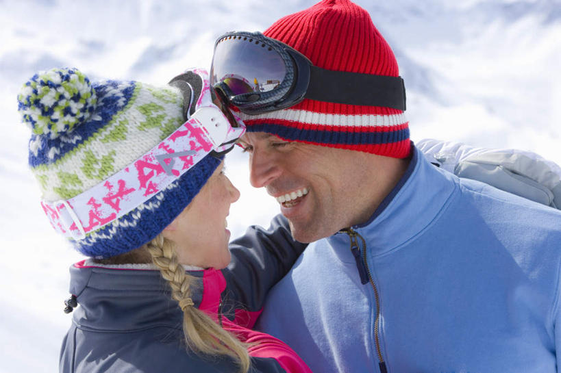 西方人,中年人,两个人,家庭,夫妻,站,笑,微笑,露齿笑,横图,室外,白天,侧面,爱情,安全,雪,大雪,帽子,欧洲,欧洲人,阴影,服装,光线,眼镜,影子,积雪,雪景,冬季,冬天,防护,浪漫,注视,相视,衣服,红色,蓝色,阳光,手套,观察,看,站着,温暖,温馨,一家人,面对面,棉衣,恩爱,寒冷,恋人,服饰,观看,对视,保暖,护目镜,保护,和睦,察看,互视,御寒,关注,滑雪镜,保险,相对,棉袄,相看,保全,周全,安稳,安定,棉帽,严寒,安全防护眼镜,棉服,冬装,平安,男人,男性,女人,女性,中年男性,中年女性,白种人,夫妇,情侣,站立,半身,彩图,袄子,棉被服,雪镜,伴侣,融洽,防护眼镜