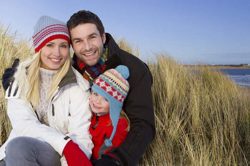 西方人,儿童,中年人,三个人,家庭,夫妻,母亲,父亲,女儿,坐,抱,笑,微笑,露齿笑,横图,室外,白天,正面,爱情,纯洁,植物,帽子,欧洲,欧洲人,阴影,服装,枯萎,装饰,光线,影子,枯草,浪漫,注视,草,小孩,衣服,黄色,蓝色,蓝天,天空,阳光,手套,围巾,天,观察,看,温暖,温馨,父女,母女,三口之家,一家人,棉衣,恩爱,父爱,可爱,母爱,童年,童趣,恋人,服饰,晴朗,围脖,抱着,观看,保暖,华丽,点缀,和睦,察看,搂着,御寒,关注,童真,烂漫,无邪,棉袄,万里无云,衬托,美观,雅致,雅观,棉帽,棉服,冬装,天真,男人,男性,女孩,女人,女性,中年男性,中年女性,白种人,孩子,夫妇,情侣,晴空,晴空万里,搂,搂抱,坐着,半身,彩图,袄子,棉被服,伴侣,融洽,女生