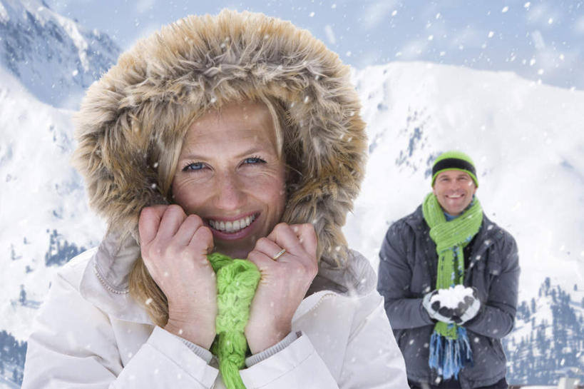 西方人,中年人,两个人,家庭,夫妻,站,捧,笑,微笑,露齿笑,横图,室外,白天,正面,爱情,山,雪,雪山,大雪,帽子,欧洲,欧洲人,握,服装,装饰,冰,积雪,山峰,雪景,冬季,冬天,山峦,浪漫,注视,衣服,绿色,围巾,观察,看,站着,温暖,温馨,一家人,棉衣,恩爱,寒冷,握着,恋人,服饰,围脖,观看,保暖,华丽,点缀,和睦,察看,冰冷,御寒,关注,棉袄,衬托,美观,雅致,雅观,棉帽,严寒,冰凉,酷寒,凛冽,凛凛,极冷,棉服,冬装,男人,男性,女人,女性,中年男性,中年女性,白种人,夫妇,情侣,端,端着,捧着,手捧,站立,半身,彩图,袄子,棉被服,伴侣,融洽