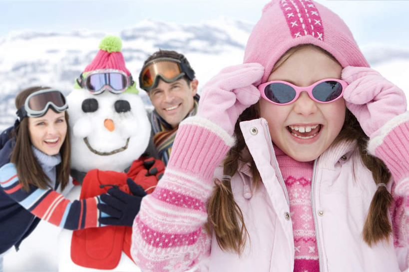 西方人,儿童,中年人,三个人,家庭,夫妻,母亲,父亲,女儿,站,抱,笑,微笑,露齿笑,横图,室外,白天,正面,爱情,游戏,纯洁,安全,山,雪,雪山,大雪,帽子,欧洲,欧洲人,服装,眼镜,冰,积雪,山峰,雪景,雪人,冬季,冬天,防护,山峦,浪漫,玩,注视,娱乐,小孩,衣服,手套,观察,看,站着,休闲,温暖,温馨,父女,母女,三口之家,一家人,棉衣,恩爱,父爱,寒冷,可爱,母爱,童年,童趣,恋人,服饰,抱着,观看,活动,保暖,护目镜,保护,和睦,察看,冰冷,搂着,御寒,发泄,关注,消遣,智力,滑雪镜,保险,童真,烂漫,无邪,棉袄,宣泄,保全,周全,安稳,安定,棉帽,严寒,冰凉,酷寒,凛冽,凛凛,极冷,安全防护眼镜,棉服,冬装,平安,天真,男人,男性,女孩,女人,女性,中年男性,中年女性,白种人,孩子,夫妇,情侣,搂,搂抱,玩耍,嬉戏,站立,半身,彩图,袄子,棉被服,雪镜,伴侣,融洽,防护眼镜,女生,拟人