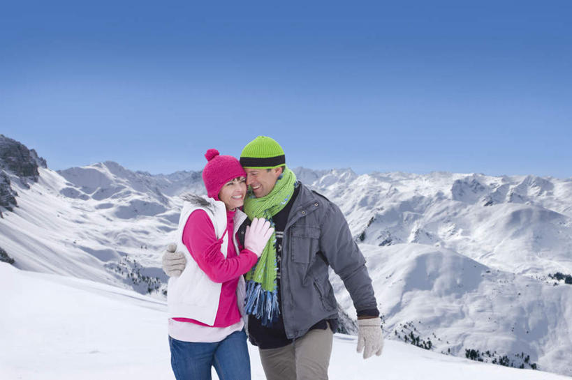 西方人,中年人,两个人,家庭,夫妻,站,抱,笑,微笑,露齿笑,横图,室外,白天,正面,爱情,山,雪,雪山,大雪,帽子,欧洲,欧洲人,阴影,服装,装饰,光线,影子,冰,积雪,山峰,雪景,冬季,冬天,山峦,浪漫,注视,衣服,蓝色,蓝天,天空,阳光,手套,围巾,天,观察,看,站着,温暖,温馨,一家人,棉衣,恩爱,寒冷,恋人,服饰,晴朗,围脖,抱着,观看,保暖,华丽,点缀,和睦,察看,冰冷,搂着,御寒,关注,棉袄,万里无云,衬托,美观,雅致,雅观,棉帽,严寒,冰凉,酷寒,凛冽,凛凛,极冷,棉服,冬装,男人,男性,女人,女性,中年男性,中年女性,白种人,夫妇,情侣,晴空,晴空万里,搂,搂抱,站立,半身,彩图,袄子,棉被服,伴侣,融洽