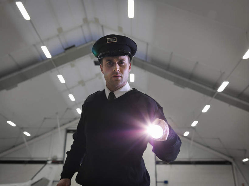 西方人,一个人,警卫,站,横图,室内,白天,仰视,工作服,制服,安全,天花板,帽子,照明,欧洲,欧洲人,仅一个男性,仅一个人,仅一个中年男性,握,阴影,检查,反射,影子,灯光,防护,拿,仓库,拿着,注视,顶灯,灯,灯具,观察,看,站着,握着,军帽,观看,保护,照亮,察看,照明设备,关注,保险,手电筒,电筒,手电,保全,周全,安稳,安定,工作制服,平安,男人,男性,中年男性,白种人,保安,站立,半身,彩图,低角度拍摄,工作套服