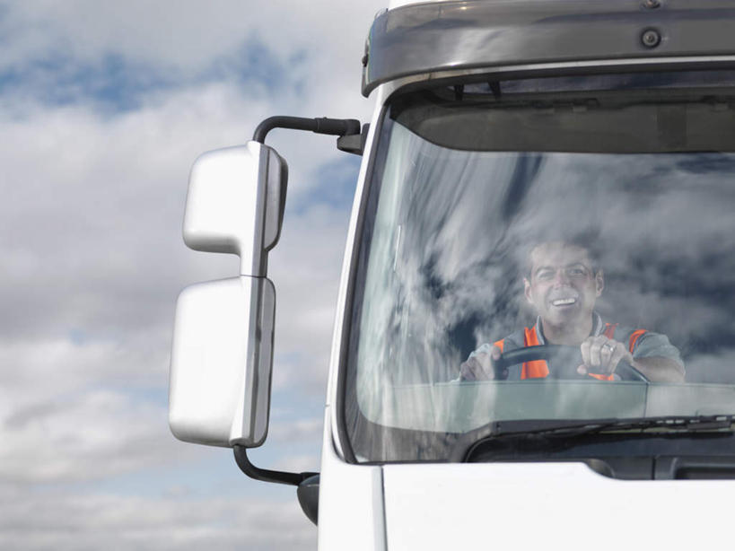 西方人,一个人,司机,坐,横图,室外,白天,正面,工作服,制服,安全,窗户,镜子,卡车,欧洲,欧洲人,仅一个男性,仅一个人,仅一个中年男性,阴影,反射,光线,影子,云,云朵,集装箱,云彩,注视,玻璃窗,蓝色,白云,蓝天,天空,阳光,车窗,天,观察,看,后视镜,集装箱车,晴朗,观看,等待,货车,镜像,察看,生命,镜面,关注,驾驶室,货运车,光学,侧视镜,工作制服,男人,男性,中年男性,白种人,晴空,载重汽车,坐着,半身,彩图,工作套服,安全服,反光背心,反光服,反光衣