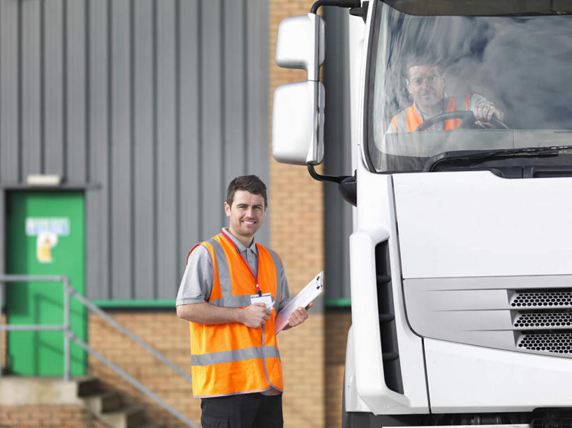 西方人,两个人,伙伴,朋友,司机,机修工,站,坐,笑,微笑,横图,室外,白天,正面,工作服,制服,友谊,安全,合作,团队,窗户,镜子,卡车,欧洲,欧洲人,握,反射,笔,办公用品,集装箱,拿,拿着,注视,货柜,玻璃窗,文具,工人,车窗,学习用品,箱子,观察,看,站着,橙色,战略,握着,运输,后视镜,集装箱车,观看,等待,货车,文具用品,镜像,察看,生命,镜面,关注,记录板,货运车,物流,记事板,光学,联合,合谋,侧视镜,工作制服,配合,协作,男人,男性,年轻男性,中年男性,白种人,机械师,机修工人,载重汽车,站立,坐着,半身,彩图,工作套服,安全服,反光背心,反光服,反光衣