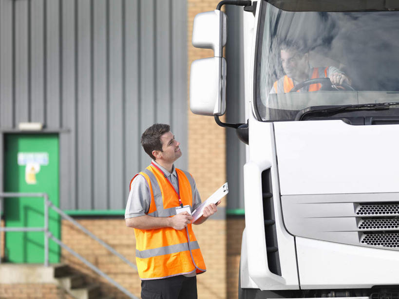 西方人,两个人,伙伴,朋友,司机,机修工,站,坐,笑,微笑,横图,室外,白天,正面,工作服,制服,友谊,安全,合作,团队,窗户,镜子,卡车,欧洲,欧洲人,握,反射,笔,办公用品,集装箱,拿,拿着,注视,货柜,玻璃窗,文具,工人,车窗,学习用品,箱子,观察,看,站着,橙色,战略,握着,运输,后视镜,集装箱车,观看,等待,货车,文具用品,镜像,察看,生命,镜面,关注,记录板,货运车,物流,记事板,光学,联合,合谋,侧视镜,工作制服,配合,协作,男人,男性,年轻男性,中年男性,白种人,机械师,机修工人,载重汽车,站立,坐着,半身,彩图,工作套服,安全服,反光背心,反光服,反光衣