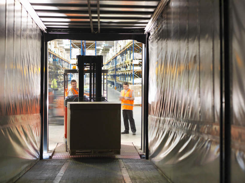 西方人,三个人,伙伴,朋友,机修工,站,搬运,横图,室内,白天,正面,工作服,制服,友谊,合作,团队,技术,欧洲,欧洲人,阴影,工作,光线,包装,影子,纸箱,地面,仓库,注视,车,工人,阳光,容器,箱子,交通工具,观察,看,站着,机械,橙色,工程车,战略,工业,观看,工程,叉车,察看,关注,载具,纸板箱,包装箱,联合,合谋,交通运输,工作制服,工作车,配合,协作,男人,男性,年轻男性,中年男性,白种人,机械师,机修工人,站立,彩图,全身,工作套服,安全服,反光背心,反光服,反光衣,托盘车,码垛车