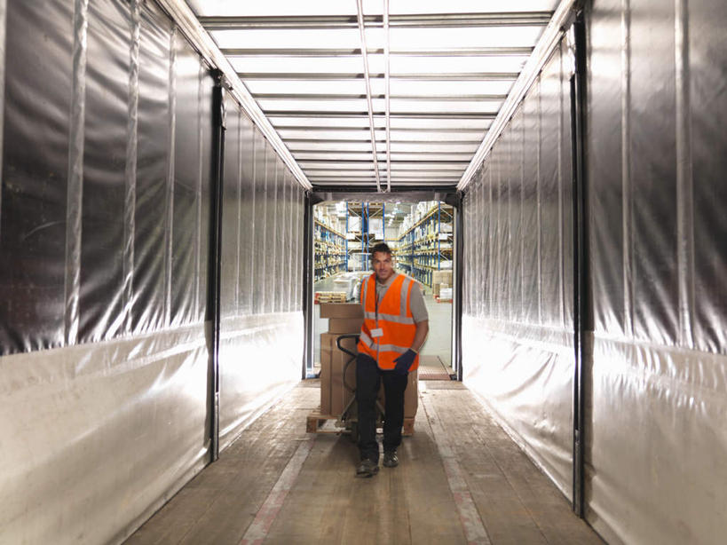 西方人,一个人,走,拉,搬运,横图,室内,白天,正面,工作服,制服,技术,天花板,欧洲,欧洲人,仅一个男性,仅一个人,仅一个中年男性,木制,包装,木箱,墙,仓库,注视,墙壁,墙面,车,木制品,容器,手套,箱子,交通工具,观察,看,机械,橙色,工程车,工业,观看,工程,叉车,察看,关注,载具,包装箱,交通运输,工作制服,工作车,男人,男性,中年男性,白种人,步行,散步,走路,彩图,全身,工作套服,安全服,反光背心,反光服,反光衣,托盘车,码垛车