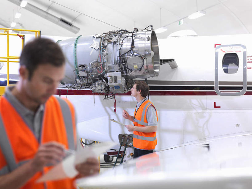 西方人,两个人,伙伴,朋友,机修工,站,横图,室内,白天,正面,工作服,制服,友谊,合作,团队,机器,天花板,飞机,照明,欧洲,欧洲人,握,检查,朦胧,模糊,灯光,交通,拿,拿着,注视,航空,顶灯,灯,工人,灯具,交通工具,观察,看,站着,发动机,机械,战略,握着,运输,观看,修理,照亮,察看,客机,照明设备,关注,载具,记录板,记事板,联合,合谋,工作制服,飞机发动机,航空发动机,配合,协作,男人,男性,年轻男性,中年男性,白种人,机械师,机修工人,站立,半身,彩图,工作套服,安全服,反光背心,反光服,反光衣,机库