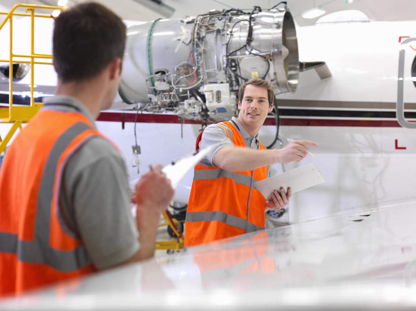 西方人,背部,两个人,伙伴,朋友,机修工,站,坐,笑,说,微笑,横图,室内,白天,正面,工作服,制服,讨论,友谊,合作,团队,机器,天花板,飞机,照明,欧洲,欧洲人,握,朦胧,模糊,灯光,交通,拿,拿着,注视,航空,顶灯,灯,工人,灯具,交通工具,观察,看,站着,发动机,机械,战略,握着,运输,观看,照亮,察看,客机,照明设备,关注,载具,记录板,记事板,联合,合谋,工作制服,飞机发动机,航空发动机,交流,配合,协作,男人,男性,年轻男性,中年男性,白种人,机械师,机修工人,沟通,讲话,交谈,商讨,说话,谈话,站立,坐着,半身,彩图,工作套服,安全服,反光背心,反光服,反光衣,机库