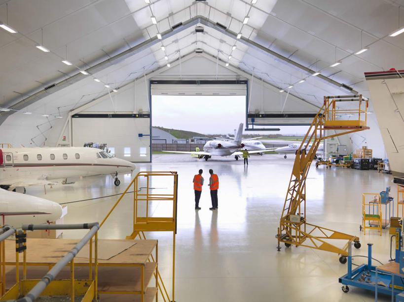 西方人,三个人,伙伴,朋友,站,搬运,横图,俯视,室内,白天,工作服,制服,友谊,合作,团队,技术,天花板,飞机,照明,欧洲,欧洲人,工作,灯光,地面,交通,仓库,注视,航空,顶灯,车,灯,灯具,交通工具,观察,看,站着,机械,橙色,工程车,战略,工业,运输,观看,照亮,工程,叉车,察看,客机,照明设备,关注,载具,联合,合谋,交通运输,工作制服,工作车,配合,协作,升降机,男人,男性,年轻男性,中年男性,白种人,站立,彩图,高角度拍摄,全身,工作套服,安全服,反光背心,反光服,反光衣,升降平台,升降台,托盘车,码垛车,机库