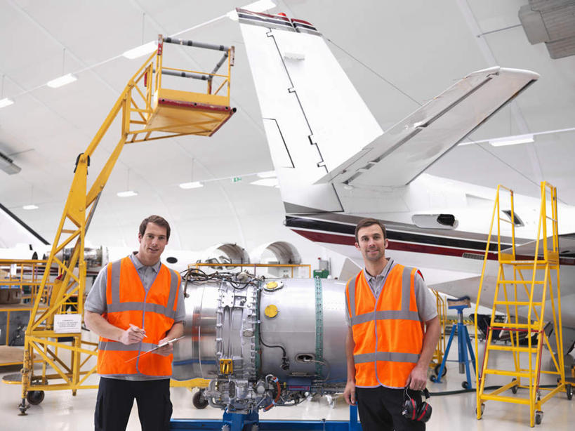 西方人,两个人,伙伴,朋友,机修工,站,笑,微笑,横图,室内,白天,正面,工作服,制服,友谊,合作,团队,天花板,飞机,照明,欧洲,欧洲人,梯子,灯光,交通,注视,航空,顶灯,灯,工人,耳机,灯具,交通工具,观察,看,站着,战略,运输,观看,照亮,察看,客机,照明设备,关注,载具,联合,合谋,工作制服,配合,协作,男人,男性,年轻男性,中年男性,白种人,机械师,机修工人,站立,半身,彩图,工作套服,安全服,反光背心,反光服,反光衣,机库