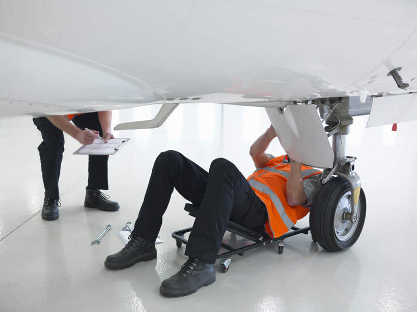 西方人,两个人,伙伴,朋友,机修工,站,躺,横图,室内,白天,正面,工作服,制服,友谊,合作,团队,天花板,飞机,照明,欧洲,欧洲人,弯腰,握,写字,检查,笔,灯光,办公用品,交通,拿,拿着,注视,航空,顶灯,灯,文具,工人,学习用品,灯具,交通工具,观察,看,站着,战略,握着,运输,观看,修理,文具用品,照亮,察看,书写,客机,照明设备,关注,载具,记录板,记事板,弯身,联合,合谋,工作制服,卧着,配合,协作,男人,男性,年轻男性,中年男性,白种人,机械师,机修工人,躺着,卧,站立,半身,彩图,工作套服,安全服,反光背心,反光服,反光衣,机库