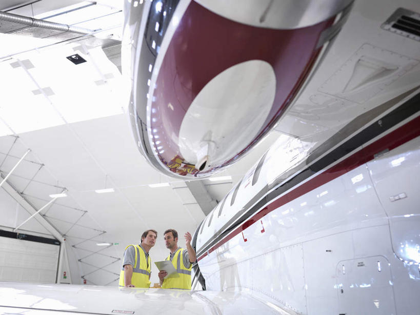 西方人,两个人,伙伴,朋友,机修工,站,说,横图,室内,白天,仰视,工作服,制服,讨论,友谊,合作,团队,天花板,飞机,照明,欧洲,欧洲人,指,灯光,交通,注视,方向,航空,顶灯,灯,工人,灯具,交通工具,观察,看,手势,站着,战略,运输,观看,照亮,察看,客机,指向,食指,照明设备,关注,载具,联合,合谋,工作制服,交流,配合,协作,男人,男性,年轻男性,中年男性,白种人,机械师,机修工人,沟通,讲话,交谈,商讨,说话,谈话,站立,半身,彩图,低角度拍摄,工作套服,安全服,反光背心,反光服,反光衣,机库