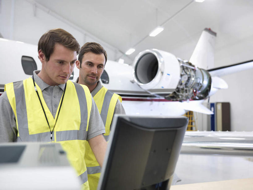 西方人,两个人,伙伴,朋友,机修工,站,横图,室内,白天,正面,工作服,制服,友谊,合作,团队,电脑,显示器,鼠标,键盘,天花板,飞机,照明,欧洲,欧洲人,敲打,网络,灯光,交通,注视,输入,输入设备,通讯设备,航空,顶灯,灯,工人,灯具,交通工具,打字,观察,看,站着,台式电脑,战略,运输,观看,点击,敲击,照亮,察看,客机,照明设备,关注,载具,通信设备,输出设备,联合,合谋,工作制服,配合,协作,按键,男人,男性,年轻男性,中年男性,白种人,机械师,机修工人,站立,半身,彩图,工作套服,安全服,反光背心,反光服,反光衣,机库