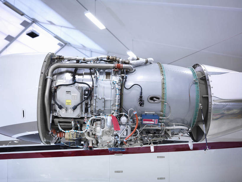 无人,交叉,横图,室内,白天,正面,机器,天花板,飞机,照明,灯光,交通,线路,航空,顶灯,灯,灯具,交通工具,发动机,机械,运输,照亮,客机,照明设备,载具,相交,交集,飞机发动机,航空发动机,彩图,机库