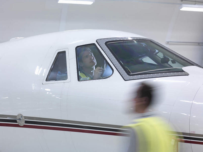 西方人,背部,两个人,伙伴,朋友,机修工,站,坐,横图,室内,白天,正面,工作服,制服,友谊,合作,团队,窗户,天花板,飞机,照明,欧洲,欧洲人,朦胧,模糊,灯光,交通,注视,航空,顶灯,玻璃窗,灯,工人,灯具,交通工具,观察,看,站着,战略,运输,观看,照亮,察看,客机,照明设备,关注,载具,联合,合谋,工作制服,配合,协作,男人,男性,年轻男性,中年男性,白种人,机械师,机修工人,站立,坐着,半身,彩图,工作套服,安全服,反光背心,反光服,反光衣,机库