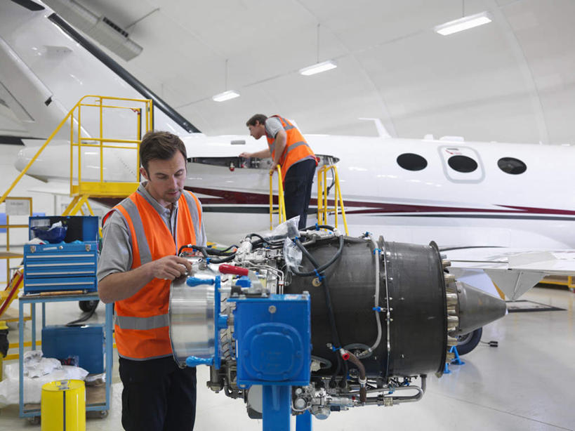 西方人,两个人,伙伴,朋友,机修工,站,横图,室内,白天,正面,工作服,制服,友谊,合作,团队,机器,天花板,飞机,照明,欧洲,欧洲人,检查,梯子,灯光,交通,注视,航空,顶灯,灯,工人,灯具,交通工具,观察,看,站着,发动机,机械,战略,运输,观看,修理,照亮,察看,客机,照明设备,关注,载具,联合,合谋,工作制服,飞机发动机,航空发动机,配合,协作,男人,男性,年轻男性,中年男性,白种人,机械师,机修工人,站立,半身,彩图,工作套服,安全服,反光背心,反光服,反光衣,机库