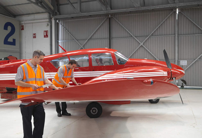 西方人,两个人,伙伴,朋友,机修工,站,横图,室内,白天,正面,工作服,制服,友谊,合作,团队,天花板,飞机,照明,欧洲,欧洲人,检查,轮子,灯光,交通,注视,航空,顶灯,灯,工人,红色,灯具,交通工具,观察,看,站着,战略,运输,观看,修理,照亮,察看,客机,照明设备,关注,载具,联合,合谋,工作制服,配合,协作,男人,男性,年轻男性,中年男性,白种人,机械师,机修工人,站立,半身,彩图,工作套服,安全服,反光背心,反光服,反光衣,机库