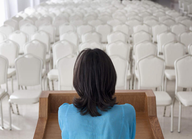 西方人,一个人,商务人士,商务女性,会议室,站,横图,室内,白天,椅子,欧洲,欧洲人,仅一个女性,仅一个人,一排,许多,套装,整齐,木制,地面,排列,背面,蓝色,白色,会议椅,讲台,木制品,站着,仅一个中年女性,办公椅,队列,演说台,商务装,工薪阶层,演讲台,商务椅,培训椅,女人,女性,中年女性,白种人,长发,白领,上班族,站立,半身,彩图