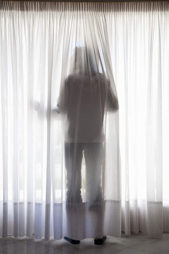 西方人,一个人,站,竖图,室内,白天,窗户,窗帘,欧洲,欧洲人,仅一个女性,仅一个人,服装,装饰,地面,背光,注视,休闲装,背面,衣服,白色,帘子,观察,看,站着,仅一个中年女性,休闲,休闲服,遮阳,服饰,观看,华丽,修饰,点缀,察看,关注,逆光,衬托,美观,雅致,雅观,女人,女性,中年女性,白种人,站立,彩图,全身